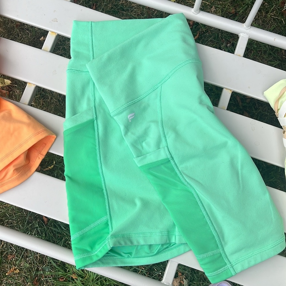 Bundle of 5 Fabletics NWOT Women's Shorts and Leggings size XL & XXL - Picture 3 of 5